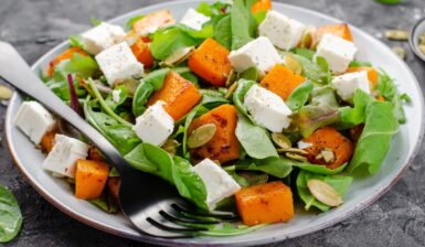 Salată cu dovleac copt, brânză feta și semințe de dovleac