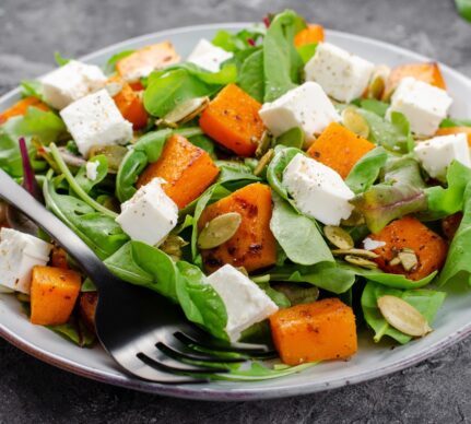 Salată cu dovleac copt, brânză feta și semințe de dovleac