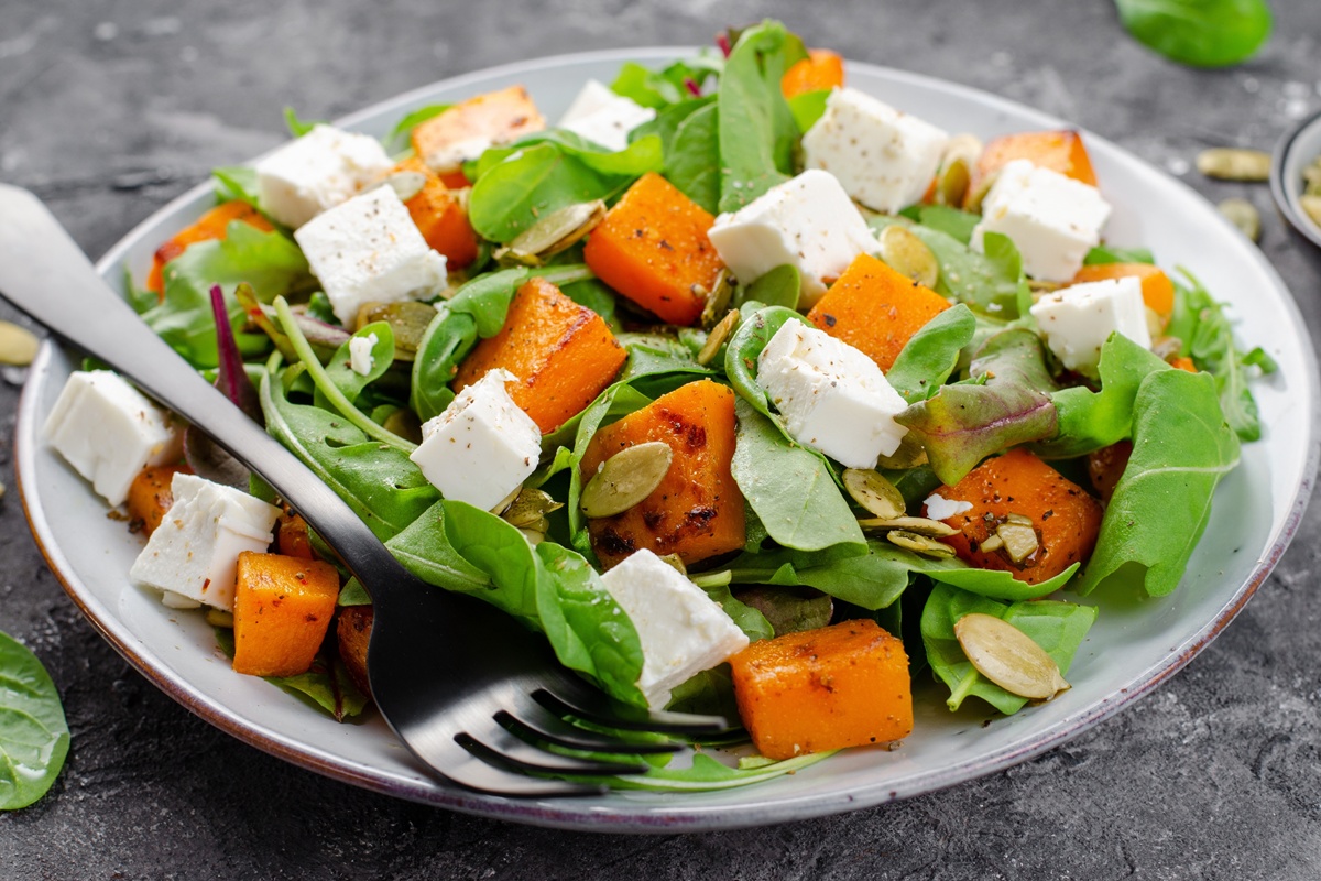 Salată cu dovleac copt, brânză feta și semințe de dovleac