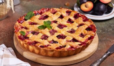 Tartă cu prune, aluat fraged și crustă crocantă
